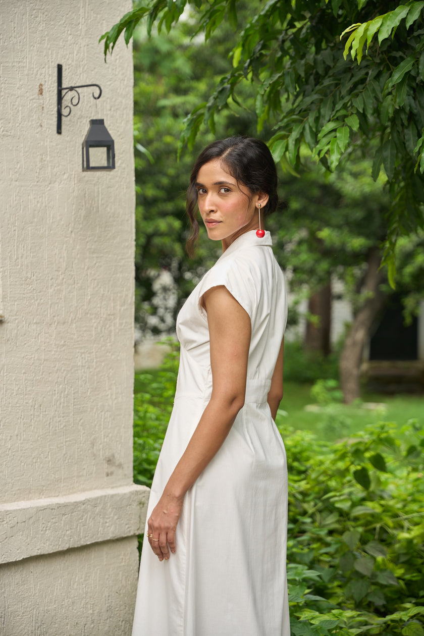 WHITE GATHERED V-NECK WAISTBAND MIDI DRESS